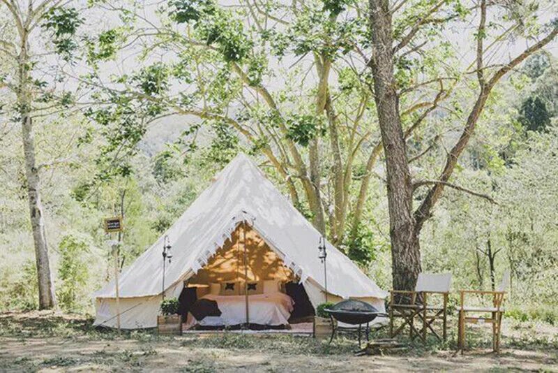 Camping company. Глэмпинг палатка юрта. Белл тент глэмпинг. Глэмпинг «yurt Resort». Юрта кемпинг.