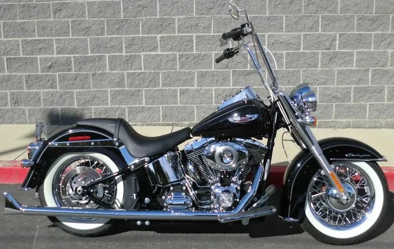 Харлей дэвидсон делюкс. Юбилейный харлей дэвидсон 100 лет. Harley davidson softail deluxe. Harley davidson softail. Чоппер мотоцикл харлей дэвидсон.