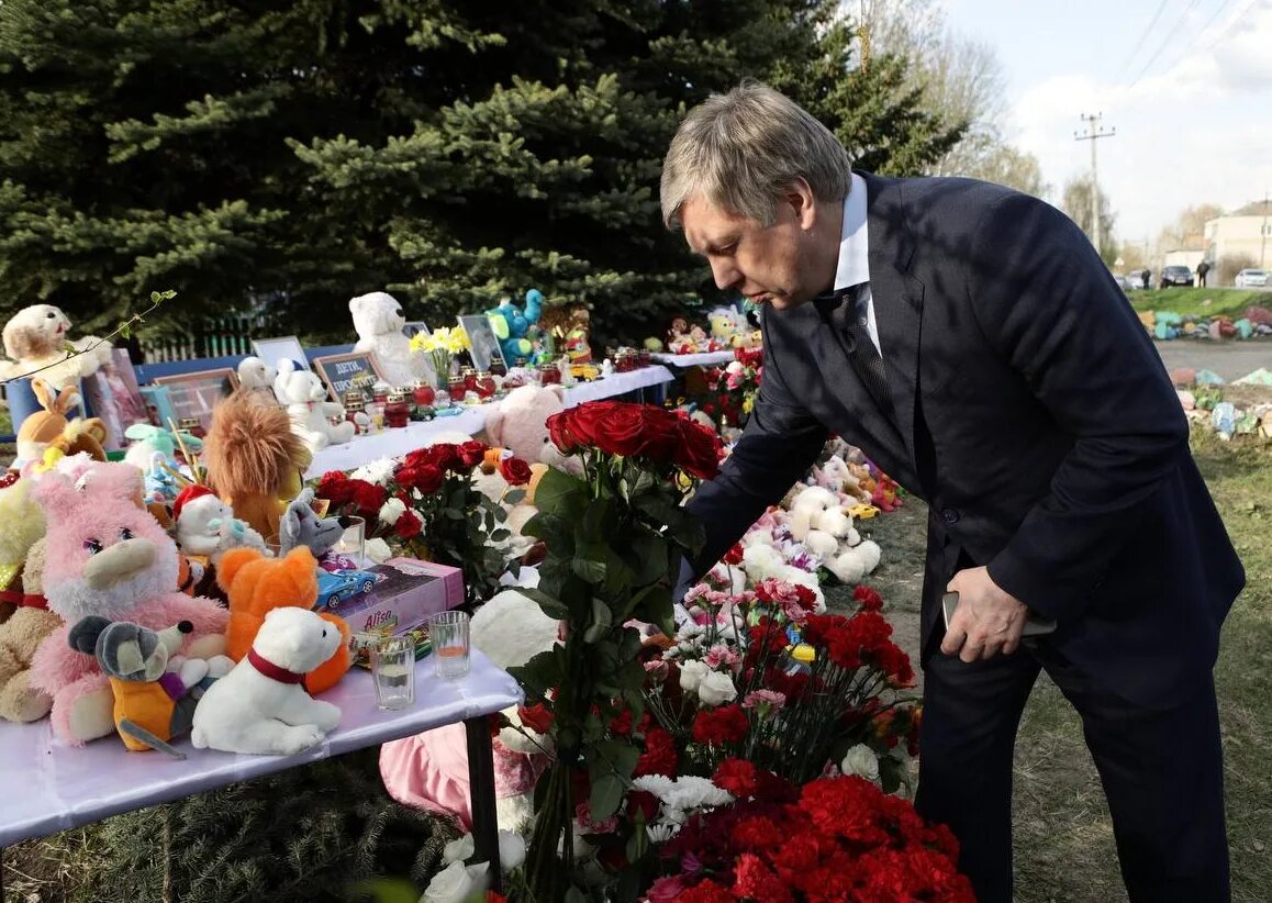 Вешкайма трагедия в детском саду. Похороны детей погибших в садике. Могилы детей погибших в детском саду. Похороны детей в Ульяновске.