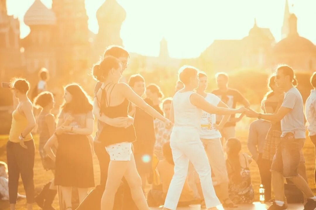 Пластинка вертится мы начинаем танцевать. Песня нам будет весело мы начинаем танцевать. Пластинка вертится мы начинаем танцевать. Движения для хоровода для детей. Партитуры детских песен в детском саду.