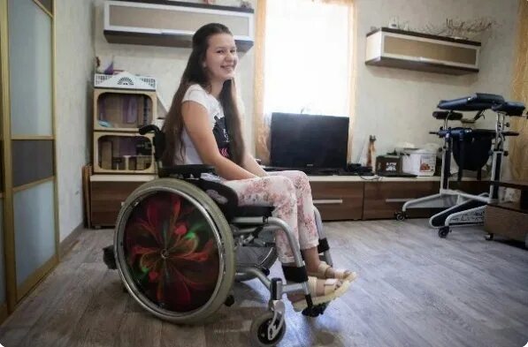 Дочь инвалид детства. Девочка в инвалидной коляске. Девушка инвалид. Красивые девушки инвалиды.