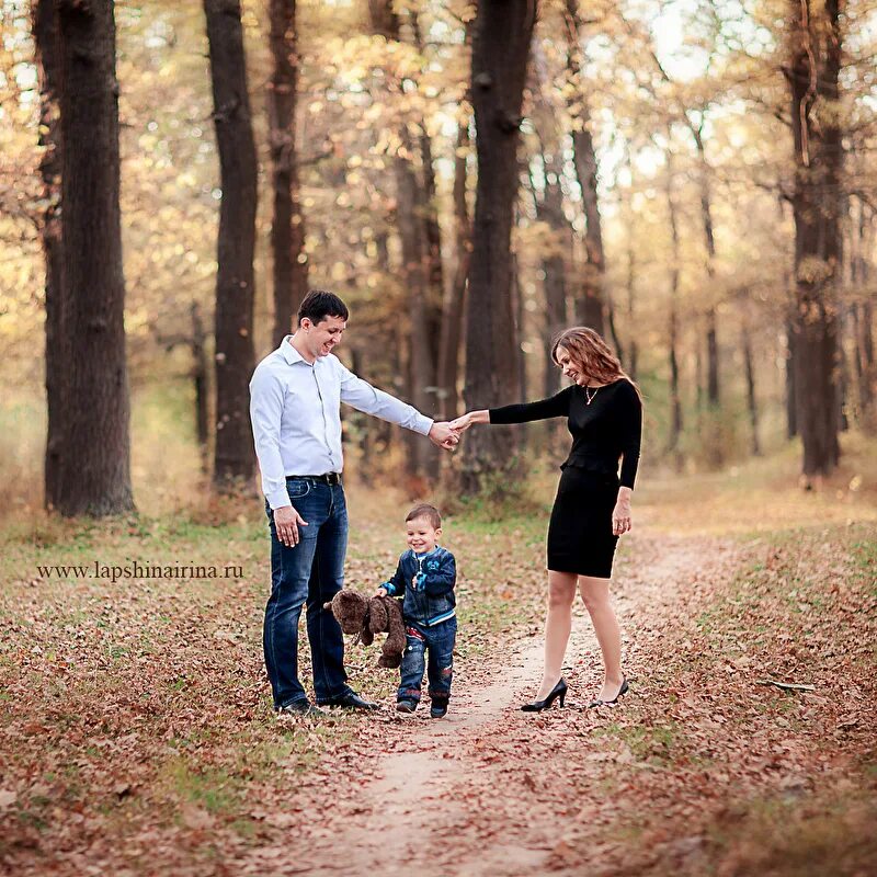 семья возле дерева. ребенок обнимает дерево. семейная фотосессия у большого дерева. семья под деревом. семья под деревом.