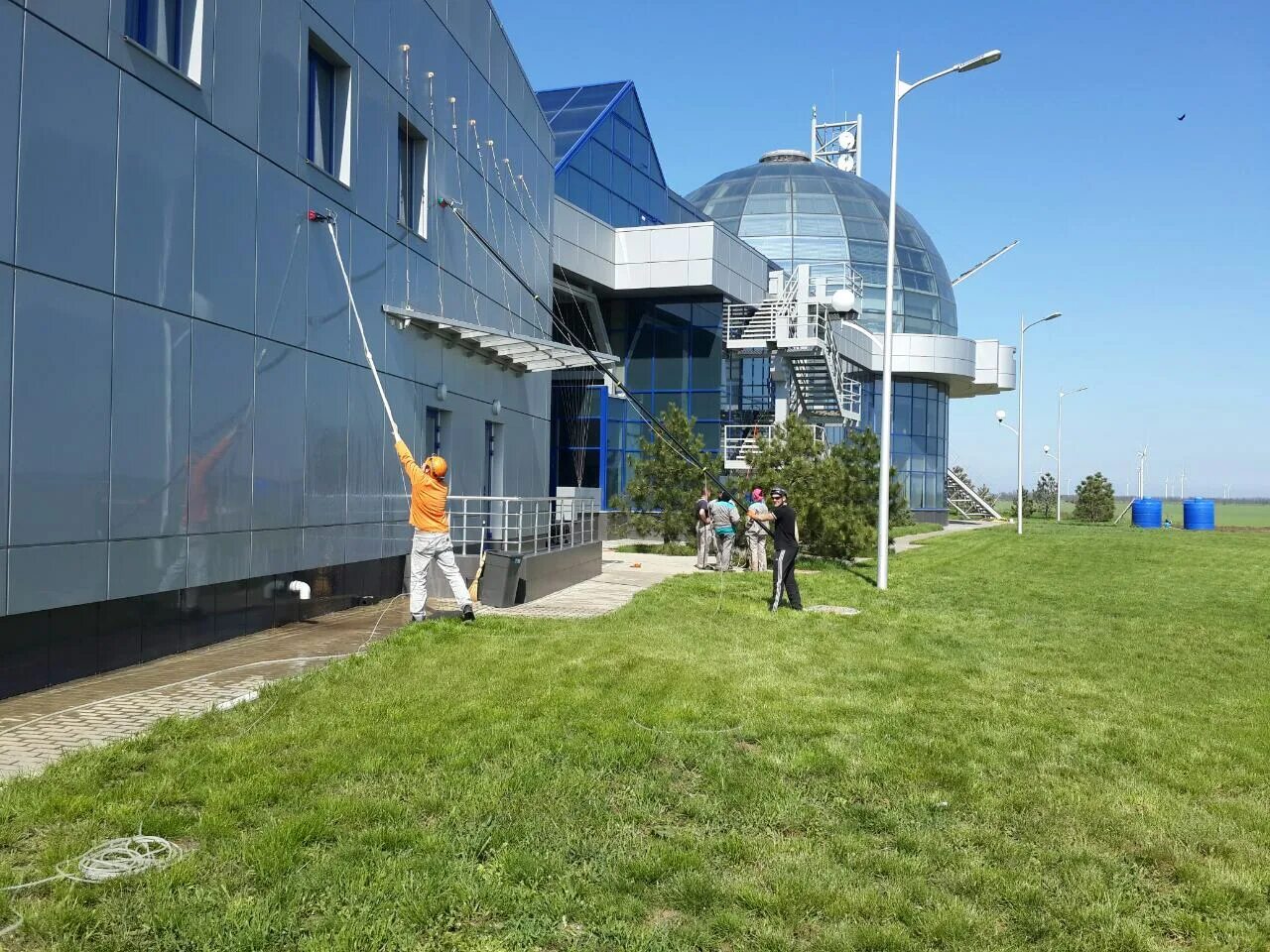 промышленный альпинизм. промышленый альпинизм. мойка окон и фасадов зданий. высотная мойка фасадов. профессиональная мойка фасадов альпинистами.