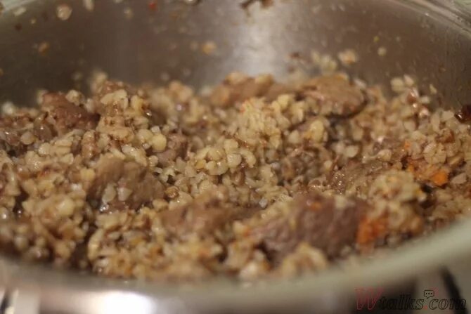 Гречневая каша с тушенкой в кастрюле. Гречка с мясом в кастрюле. баранина с гречкой. каша гречневая с мясом в кастрюле. гречка с тушёнкой в утятнице.