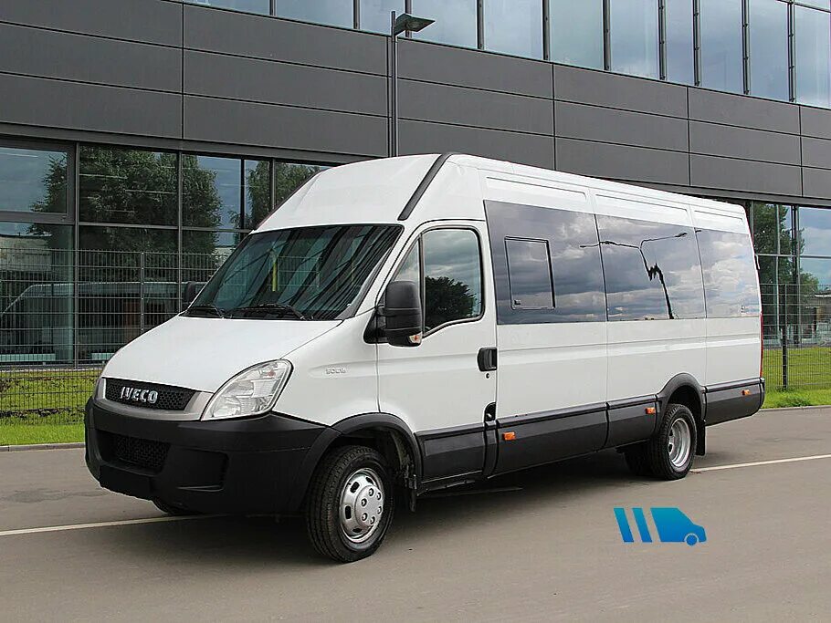 Ивеко Дейли микроавтобус. Iveco Daily 50c15. Ивеко Дейли микроавтобус белый дизель механика. Iveco Daily 2011 года.