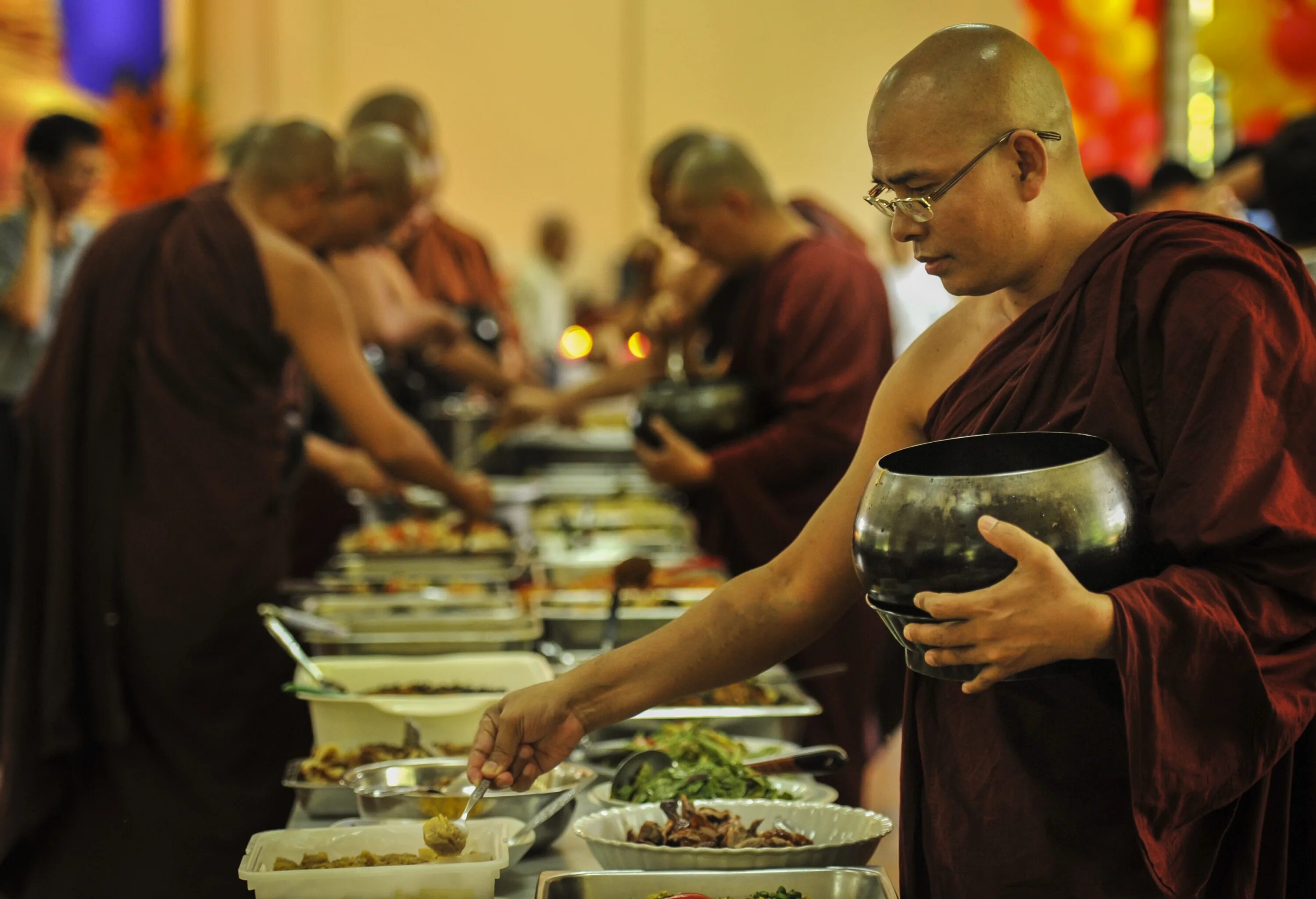 Монахи едят мясо. Буддизм Тхеравада храм. Буддийский монах Тхеравада. Тхеравада традиция буддизма. Буддийская кухня.