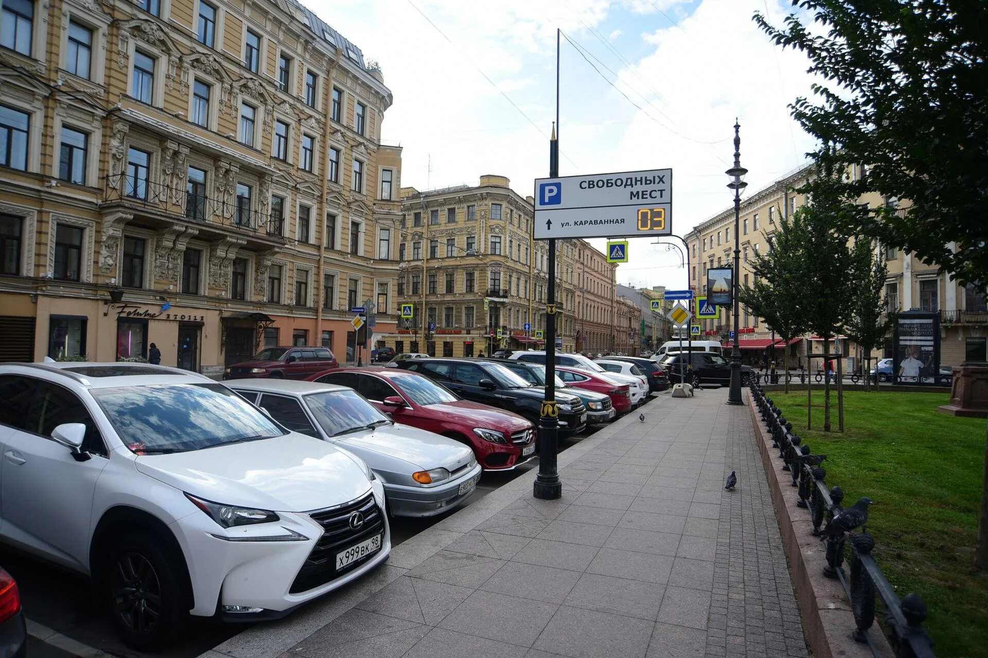 Парковка спб новости. Платные парковки Санкт-Петербург. Парковка в Питере. Припаркованные машины в центре СПБ. Парковка в центре Питера.