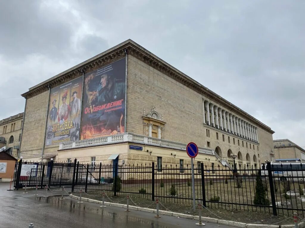 Мосфильм станция. Здание Мосфильма в Москве. Павильоны киностудии Мосфильм. Киностудия Мосфильм здание. Мосфильм главный корпус.