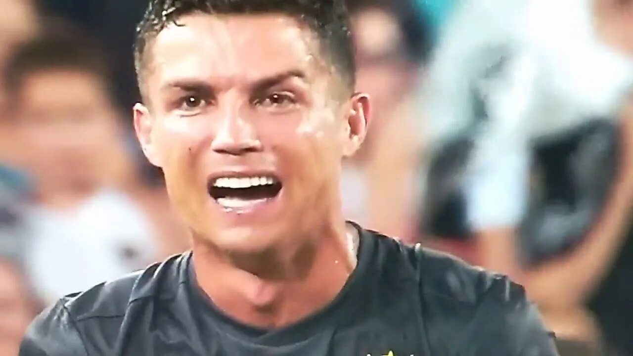 Удаление роналду. Роналду в Ювентусе красная карточка. Ronaldo карточка красная. Валенсия плачет.