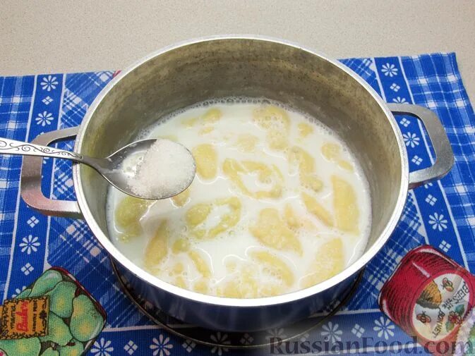 Суп молочный с клёцками. Суп молочный с клёцками. Клёцки. Клецки на молоке. Молоко с клёцками.