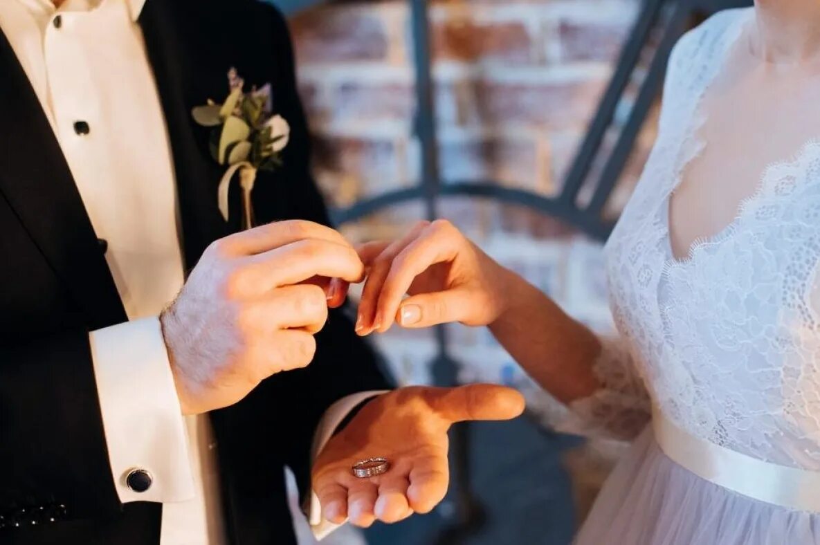 Зарегистрироваться брак. Свадебные пары. Свадьба фото. Жених и невеста. Кольцо невесты.