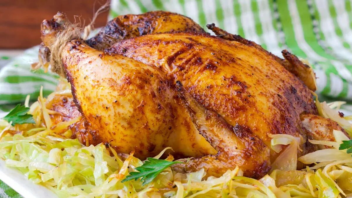 Гусь с капустой запеченный в духовке. Гусь с красной капустой. Гусь фаршированный квашеной капустой. Жареный гусь с капустой. Жареный гусь.