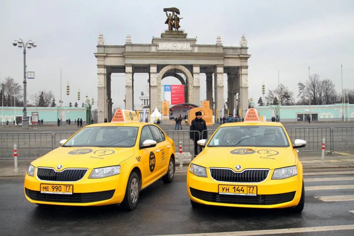Фото такси машин. Такси Москва. Машины такси в Москве. Московское такси. Московское желтое такси.