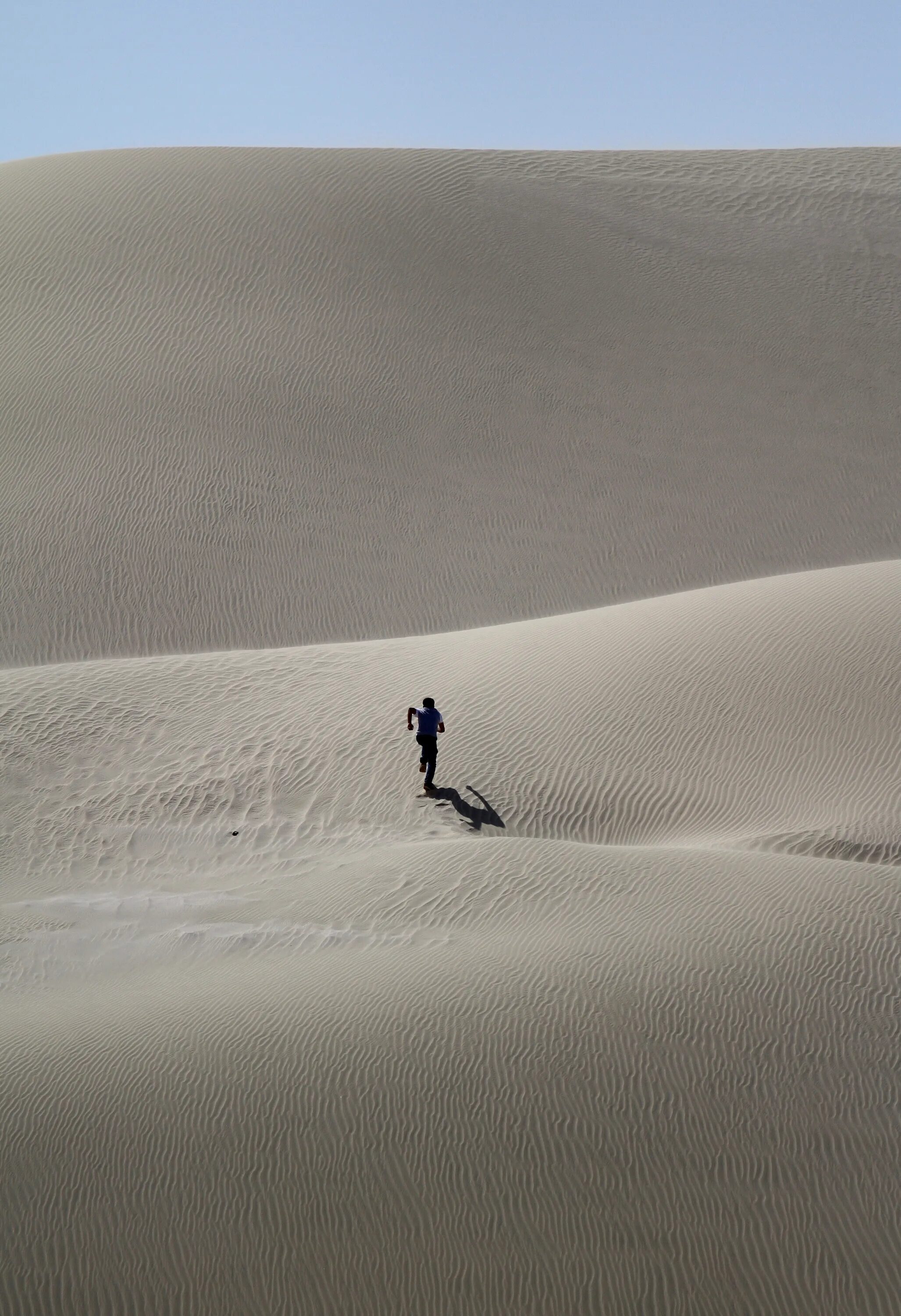 Пустынные бега. Пустыня. Человек в пустыне. Одиночество в пустыне. Тень в пустыне.