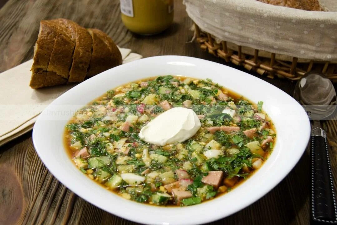 Рецепт окрошки классической с колбасой на сметане. Окрошка на квасе. окрошка классическая на квасе. классическая окрошка с колбасой. окрошка мясная на квасе.