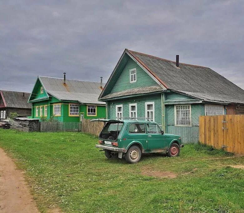 Фото частников. Деревенские дома. Домик в деревне. Сельский домик. Обычный деревенский домик.