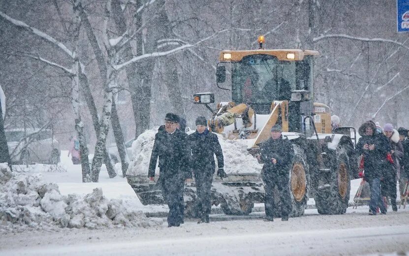 Снег 5 декабря. Заснеженная Долина ночью. Снег ночью. Снег в России на земле фото. Ижевск зима сугробы.