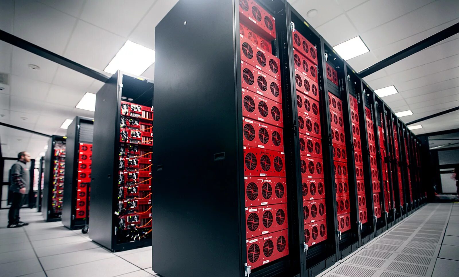 Сервера space. Цод амазон. дата центр амазон. backblaze. сервера амазон.