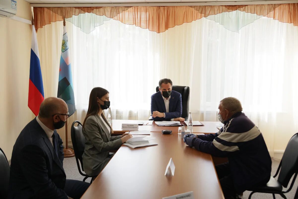 Телефон приемной губернатора белгородской. Красненского района Белгородской области фото благоустройство. Встреча Гладкова с Путиным.