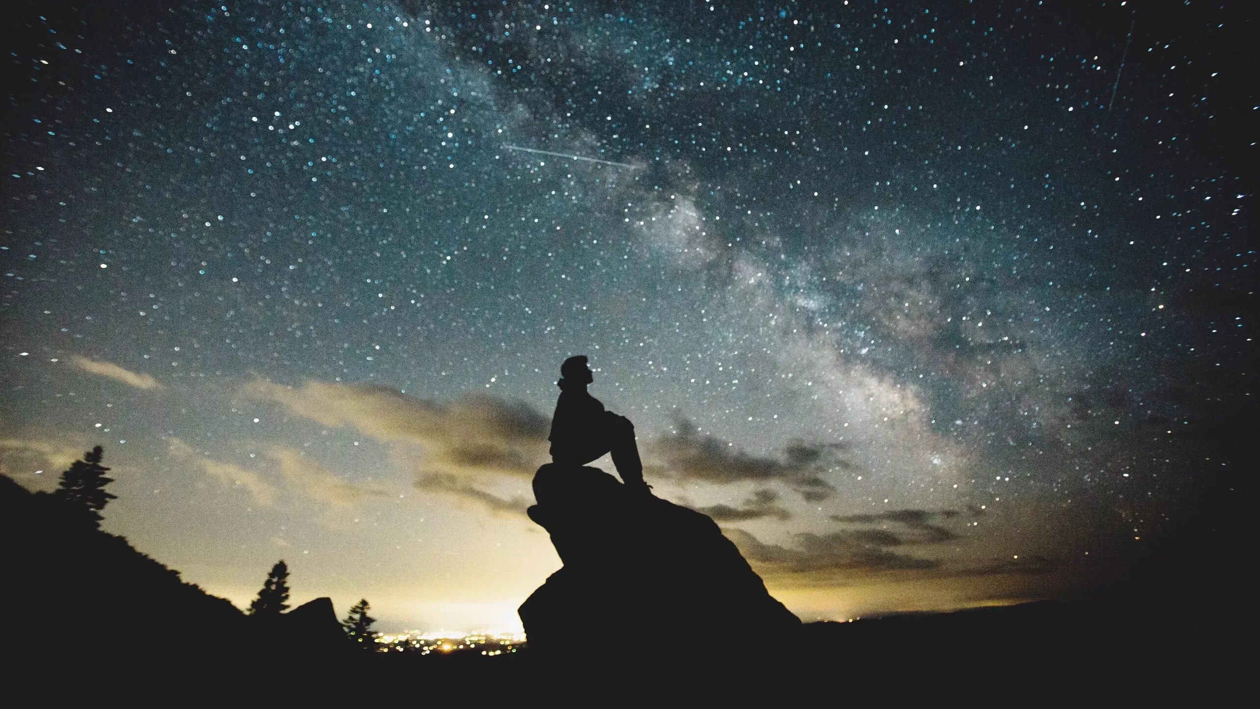 Песня looking at the stars. Девушка на фоне ночного неба. Человек восхищается ночным небом. Ночное небо для визуализации. Размышления перед ночным небом.