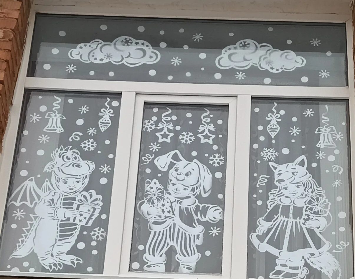 украшения на окна. новогодние композиции на окна. украшение окон к новому году из бумаги. красивые новогодние окна. новогоднее украшения на окна.