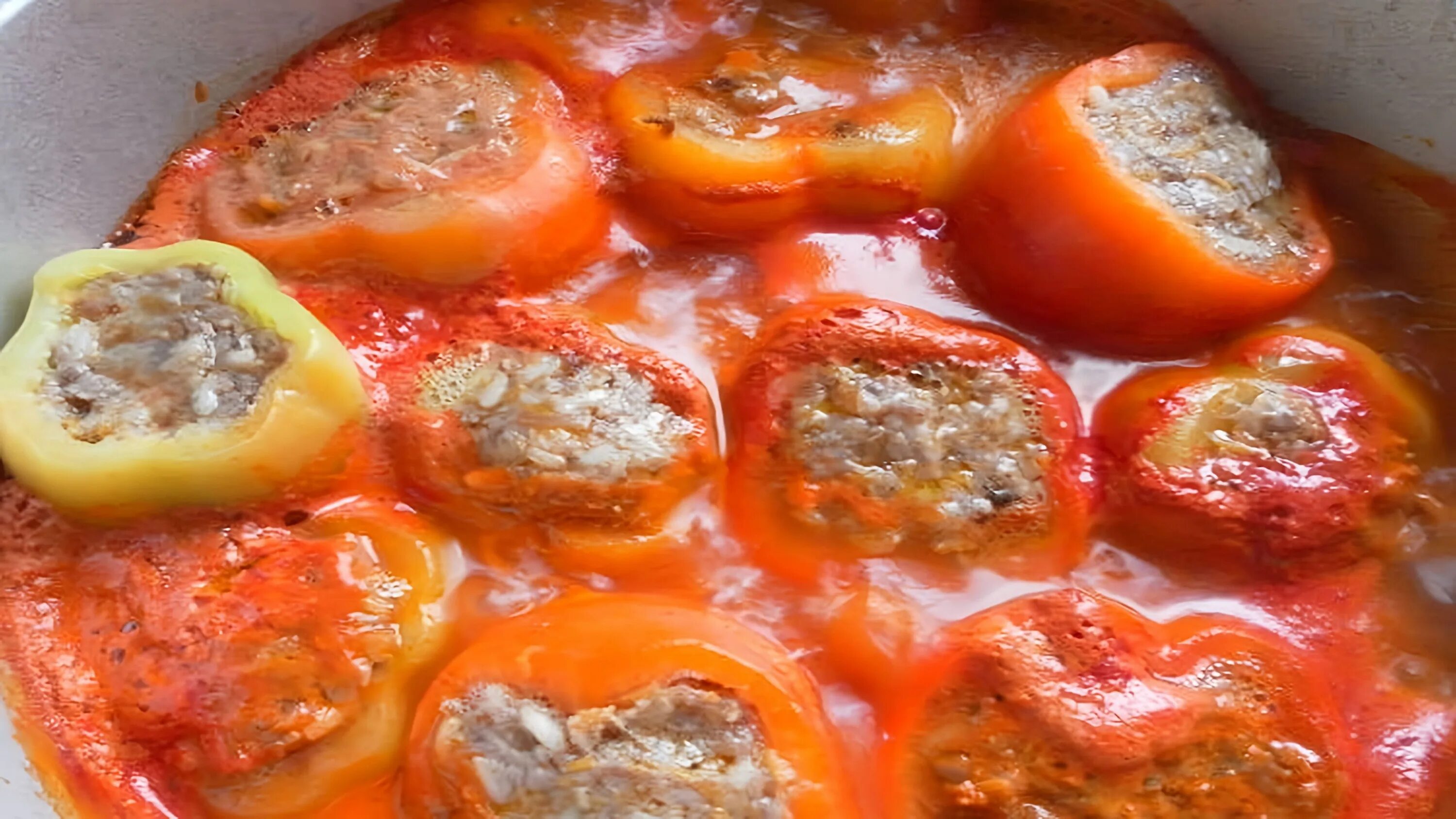 Как приготовить фаршированный болгарский перец с мясом. Перец фаршированный булгуром. Фаршированные перцы в кастрюле. Перец фаршированный с подливкой. Фаршированные перцы ласточка.