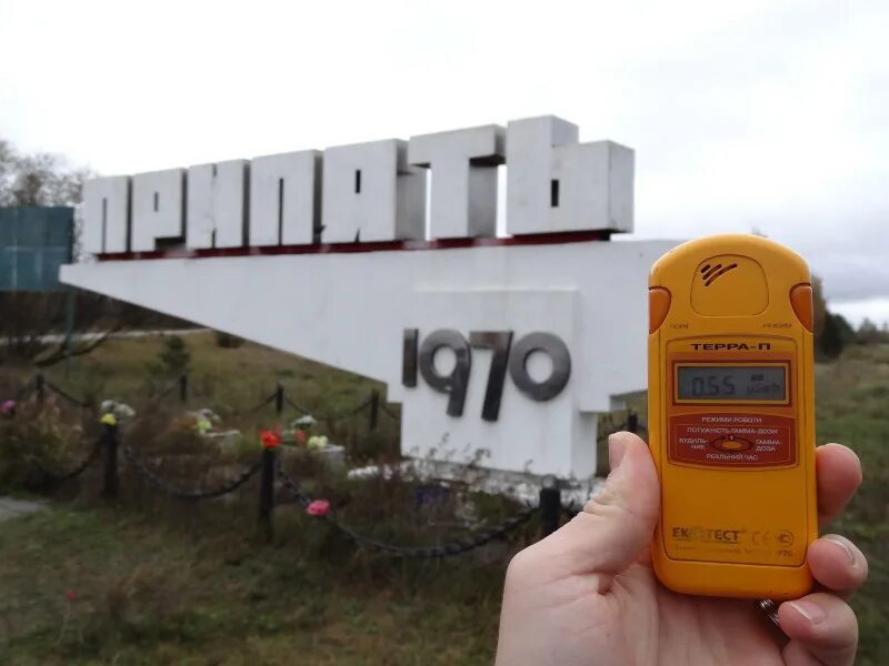 Часы восток чернобыль. Восток амфибия se 160b47 припять. Разбитые часы. Часы восток припять 1986. День чернобыля.