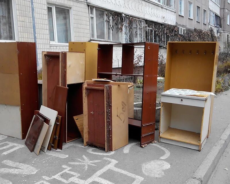 Газель с мебелью. Грузчики красноярск. Грузчики старая мебель. Вывоз старой мебели красноярск. Утилизация старой мебели.