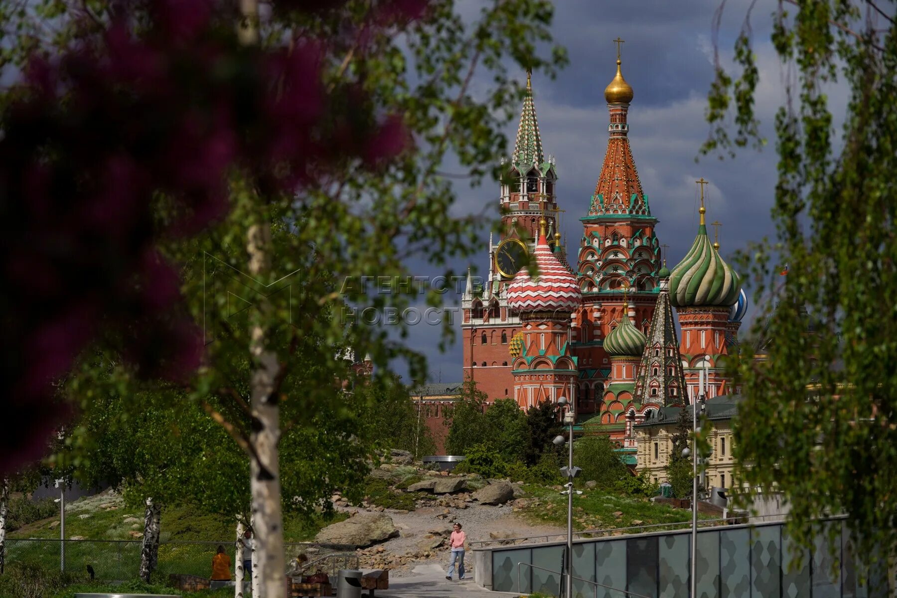 Метеобюро москвы. Зарядье. Парк Зарядье в Москве. Храм в парке Зарядье в Москве.