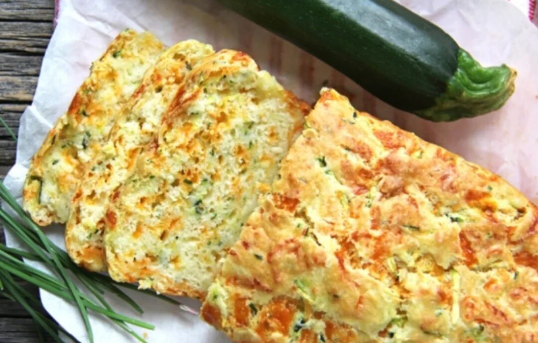 Хлеб из кабачков. Канал пятница хлеб из кабачка и сыра. Канал пятница хлеб из кабачка и сыра. Кукурузный хлеб с зеленью. Пирог из кабачков с сыром.