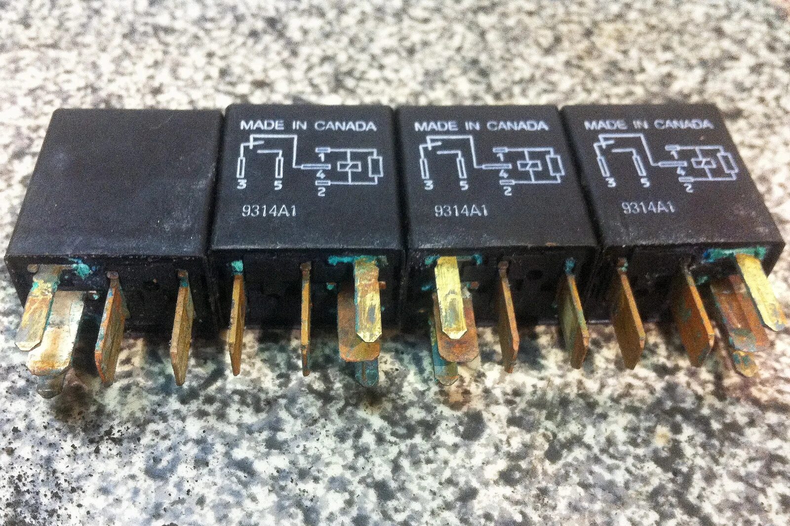 Блок реле додж калибер. Блок реле додж калибр 2008. Реле вентилятора додж калибр. Блок реле додж калибр. Проводку блока реле додж калибр.