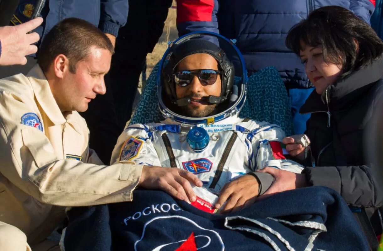Самый длинный космический полет. Аль Мансури космонавт. Космонавт на земле. Полёт в космос Россия. Космонавт на орбите земли.