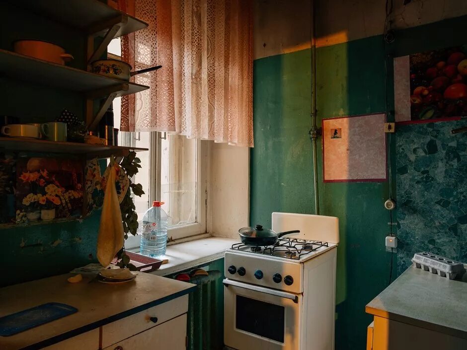 Кухня в хрущевке сарая. Кухня в Советской квартире. Кухня в старой квартире. Советская кухня интерьер.