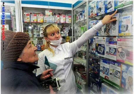 Пожилые в аптеке