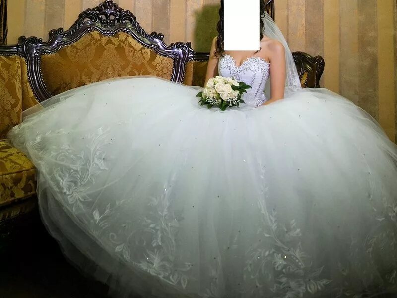 Красивое платье со шлейфом. Бальные платья на выпускной. Вечерние платья напрокат. Свадебный салон кузнецк. Свадебный салон канаш вечерние платья напрокат.