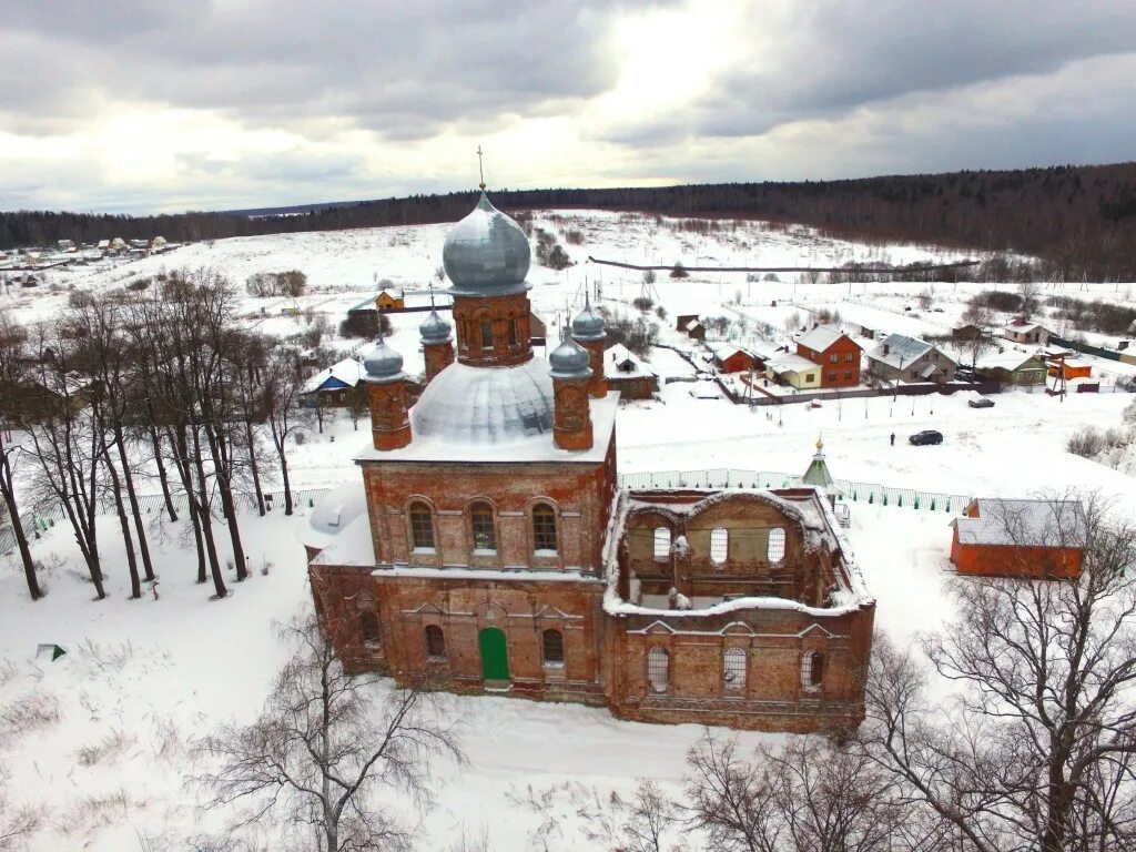 Село шарапово одинцовский. Храм Архангела Михаила Шарапово Сергиево-Посадский район. Храм Михаила Архангела деревня Шарапово. Церковь Архангела Михаила Сергиев Посад. Село Шарапово Московская область Сергиево Посадский район.