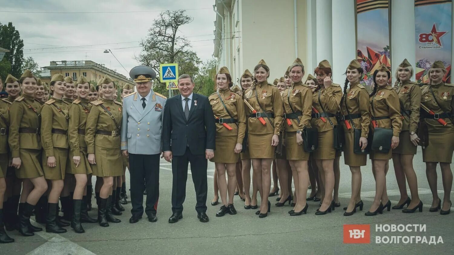 Волгоград май 2023. Парада Победы на 9 мая в Волгограде. Девушки на параде. Парад в Волгограде 9 мая 2023. Девушки на параде 9 мая.