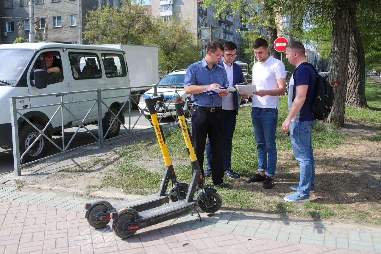 Когда юрент вернут самокаты. Электросамокаты в Новосибирске. Мощные самокатов на улицах. Самокат на улице. Электросамокат на улице.