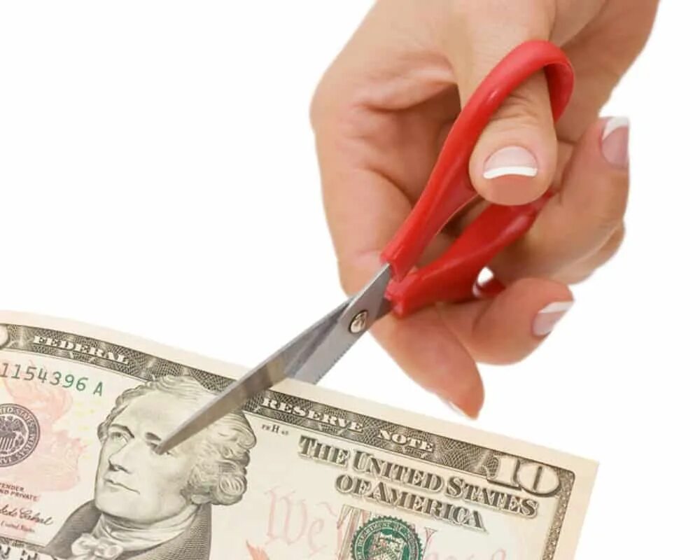 Режут деньги. Режет деньги. Режет деньги. Режут деньги. Нож и деньги.