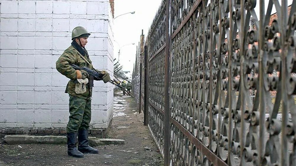Пост часового караульного. Караульная служба караул часовой пост. караульная служба в армии рф. свердловский дисбат. дисбат военная полиция.