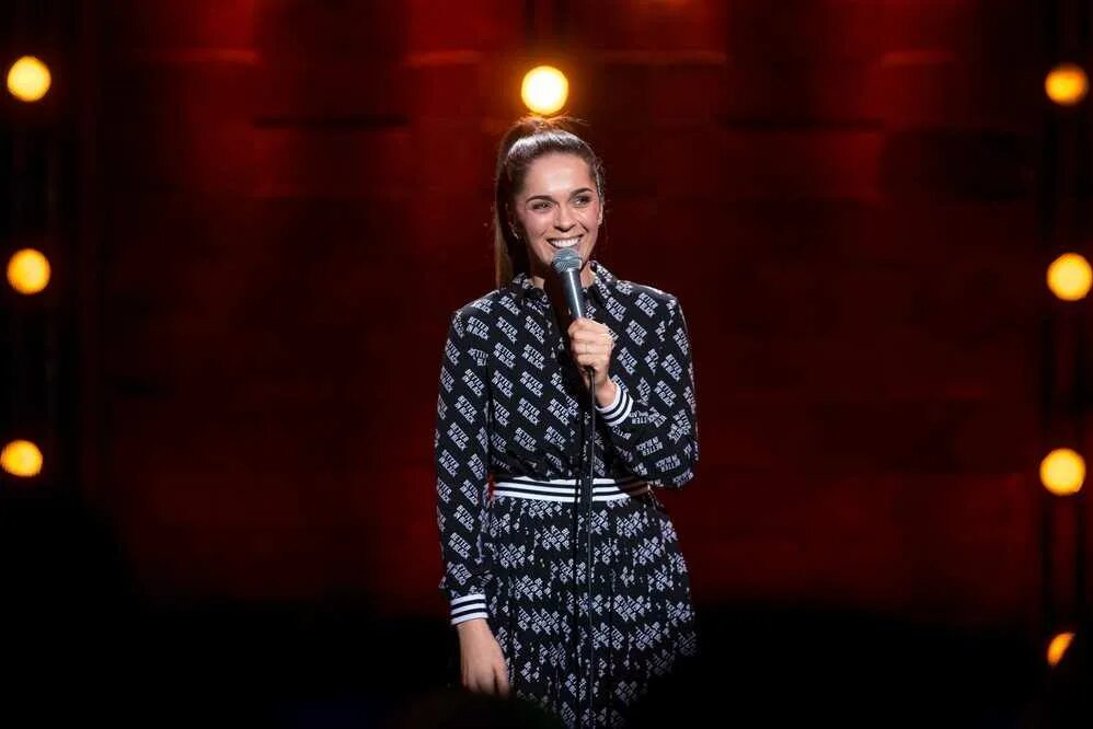 Стендап женский лучшее выступление. Stand up юлия ахмедова. юлия ахмедова стендап. женский стендап юлия. юлия ахмедова стенд ап.
