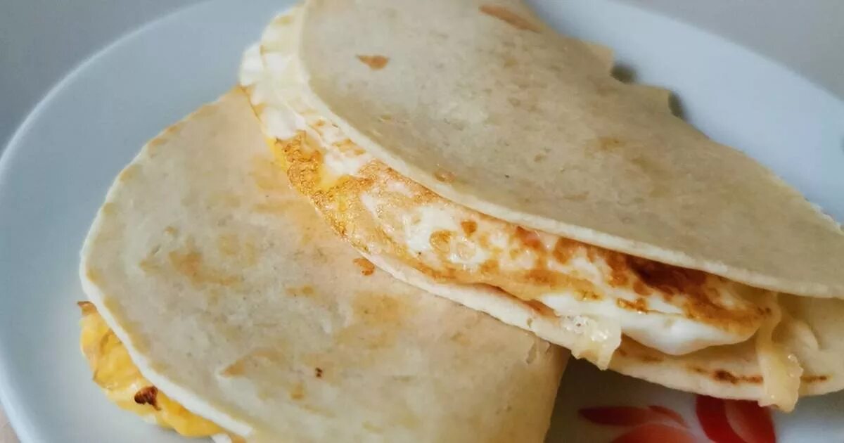 Тортилья рецепт с яйцом и сыром. Кесадилья с омлетом. лепешки на кесадилью. пп кесадилья. пп тортилья.