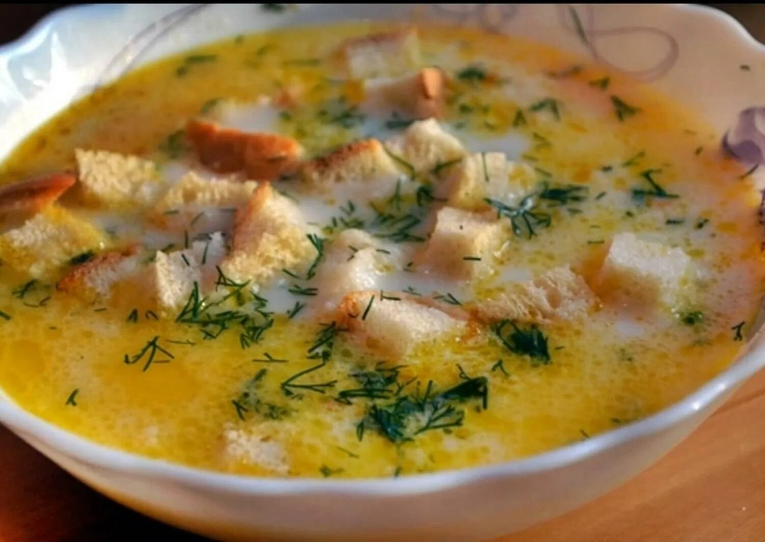 Сырный суп с колбасой и плавленным сыром. Сырный суп с копченостями. Суп с плавленным сыром и колбасой. Сырный суп с колбасками. Сырный суп с колбасой.