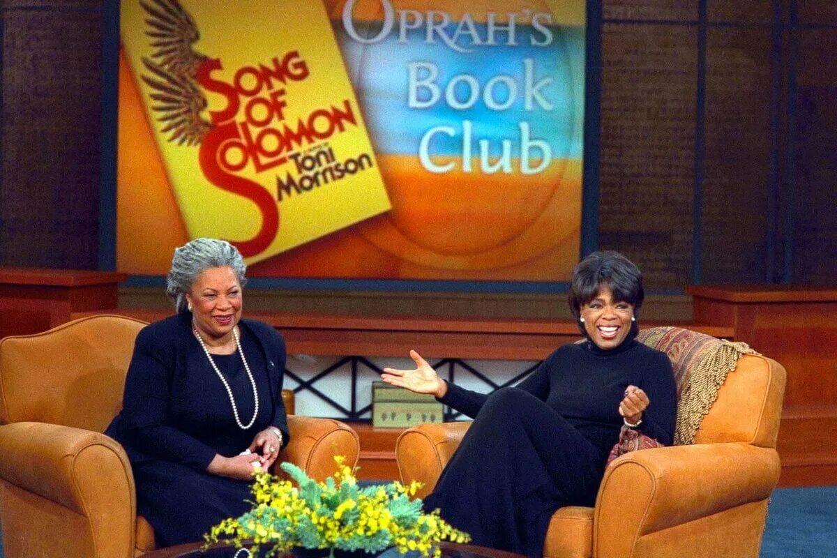 Oprah winfrey books. Oprah winfrey book club. Oprah s book club. Опра уинфри одежда. Книжный клуб опры уинфри.