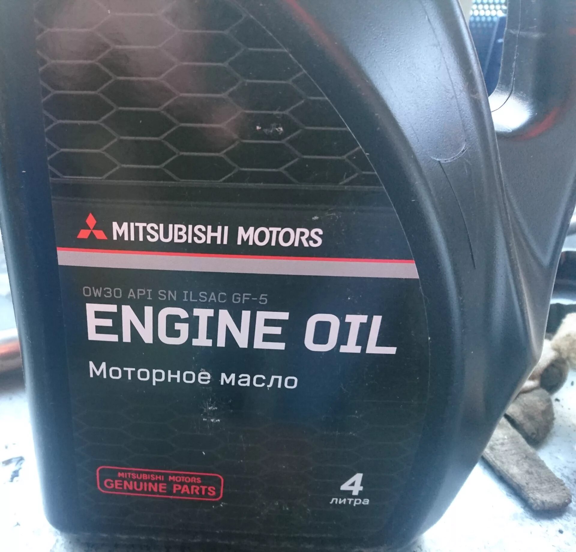 Моторное масло Митсубиси Паджеро. Engine Oil ow 30 Mitsubishi. Engine Oil моторное масло Митсубиси 4 литра. Моторное масло Митсубиси Аутлендер 2 литра.