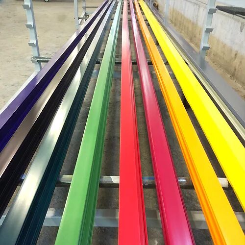 Aluminium profile порошковой покраски. Профиль алюминиевый крашеный. Окрашенный алюминиевый профиль. Порошковая окраска металла. Порошковая окраска металла.