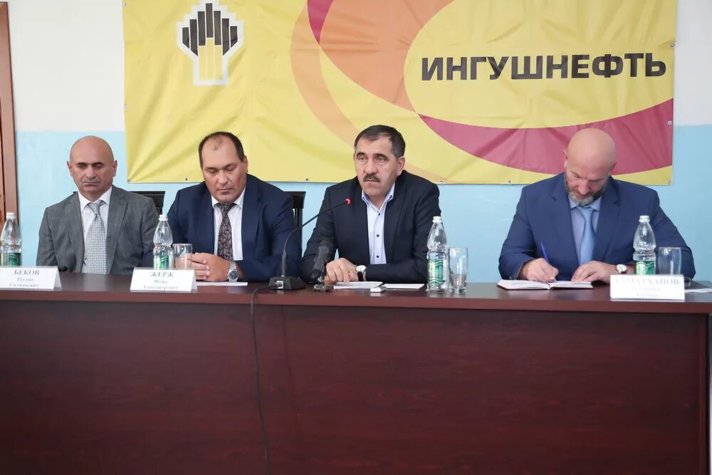 Ингушетии генеральная директор. Баркинхоев башир. баркинхоев башир роснефть. ингушнефть генеральный директор. соровскнефть баркинхоев.