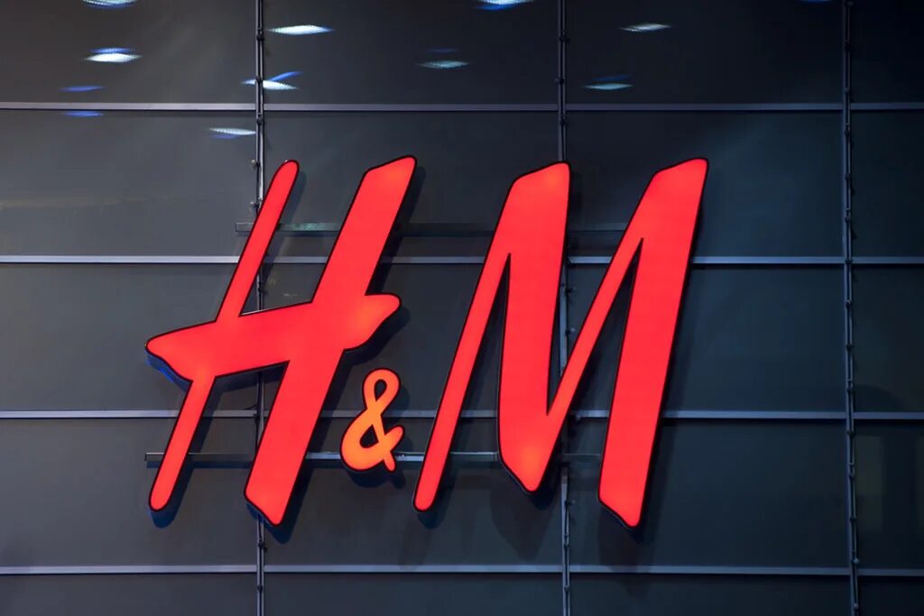 Вывески м. H M логотип. H M вывеска. Логотип магазина одежды h&m. H M магазин.