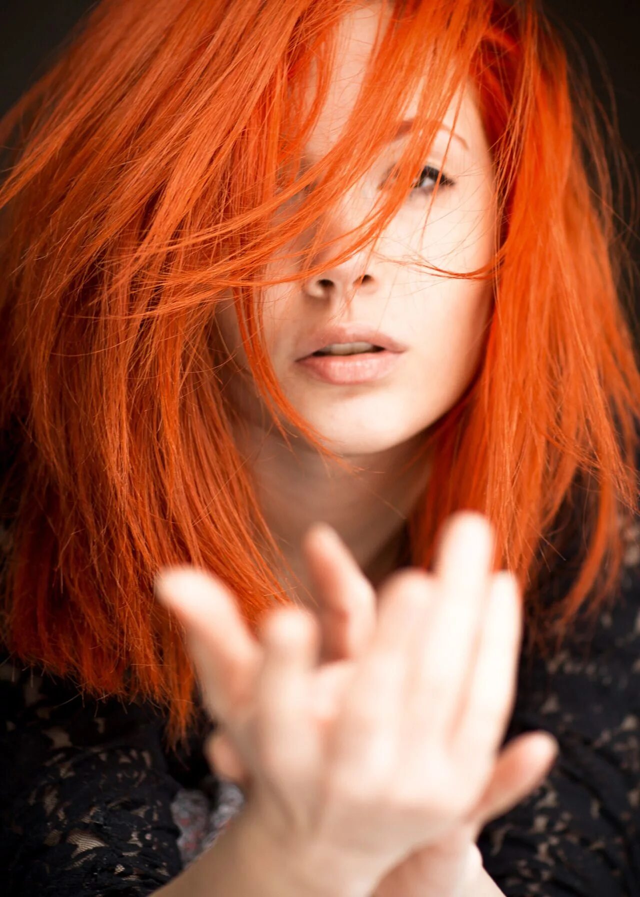 Рыжие волосы. Девушка с рыжими волосами. Рыжеволосая женщина. Фотосессия с рыжими волосами. Рыжая светка