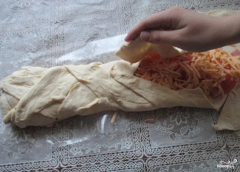 Слойка с сыром сулугуни. Слоеный хачапури с сыром сулугуни. Слоеное тесто сыр сулугуни. Слоеное тесто сыр сулугуни. Сулугуни в слоеном тесте.